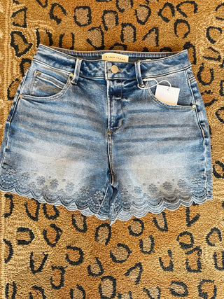 Risen Daisy Scallop Hem Shorts