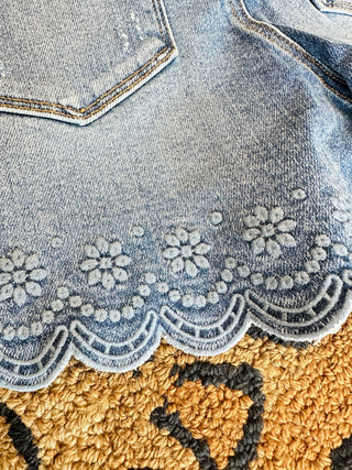 Risen Daisy Scallop Hem Shorts